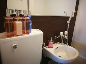 Separate tub and shower, towels - U-Shuku Fushimi Inari (Kyoto)