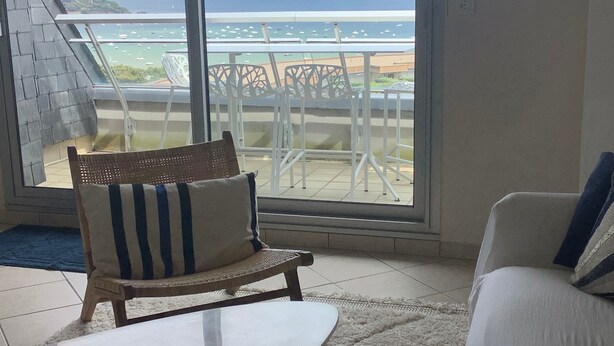 A balcony with a view of the sea, furnished with a chair and a table. - HEOL - appartement 2 chambres - vue mer et parking (Dinard)