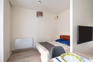 Tabla de planchar con plancha, wifi gratis y ropa de cama 