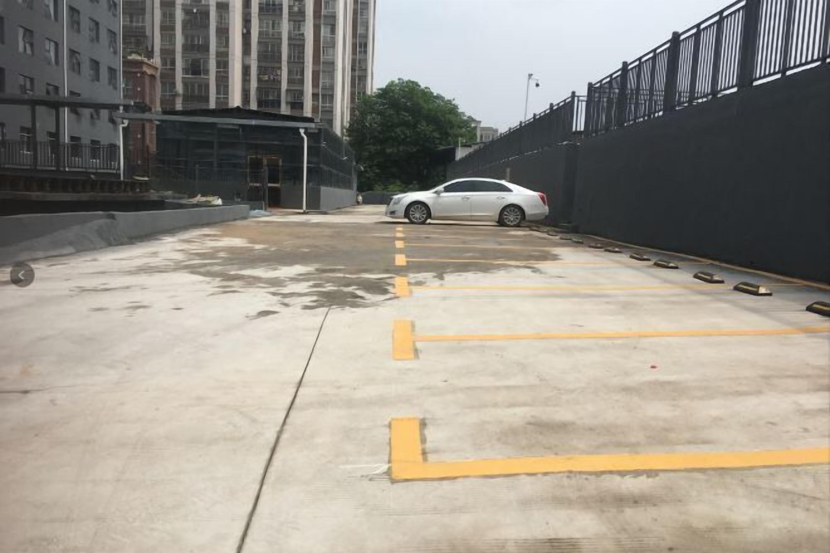 مواقف سيارات مجانية