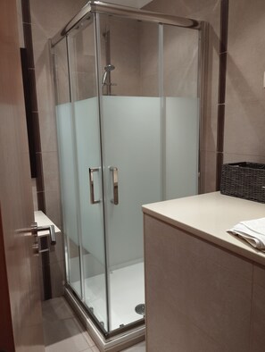 Shower, hair dryer, towels, toilet paper - Casa da Ria - Beautiful view to the sea and Ria Formosa in Algarve (Tavira)