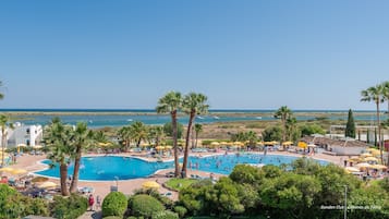 Una piscina techada, una piscina al aire libre