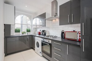 Fridge, microwave, oven, stovetop - Premium High Ceiling Georgian Luxury Apartment with Parking in Canary Wharf LDN (London)
