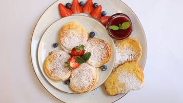 Frukost med lokala rÀtter varje dag (PLN 54 per person)