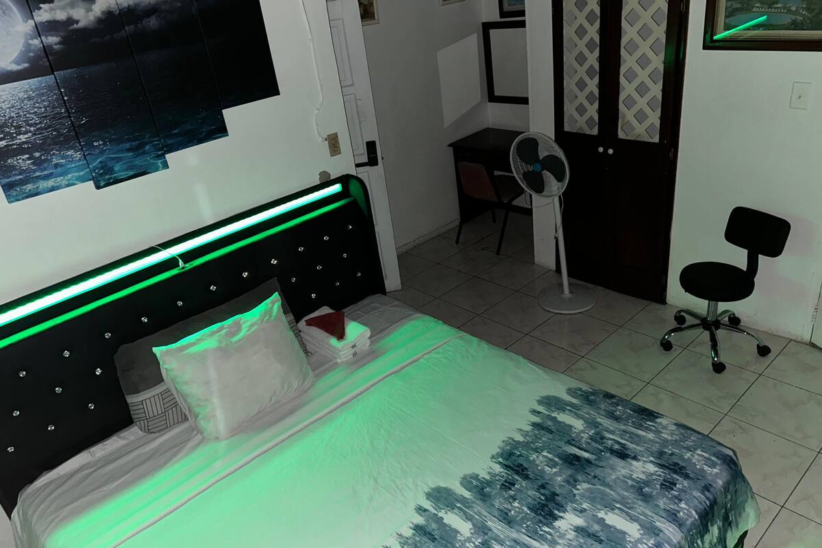 Standard Room With 1 Double Bed | WiFi (free), bed sheets