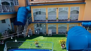 Una piscina con piso de azulejos azules y una valla blanca alrededor.