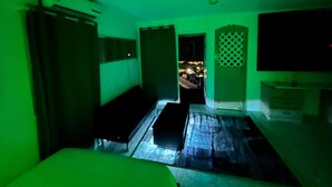 Una habitación con cama, televisión y vistas al exterior.
