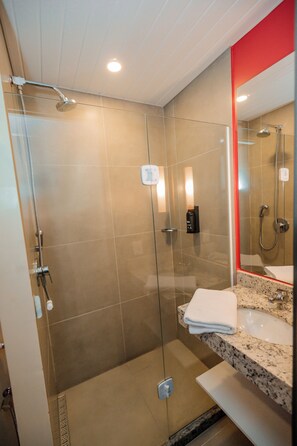 Dusche, Regendusche, umweltfreundliche Kosmetikartikel, Handtücher