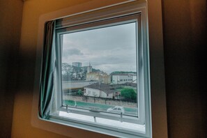 Ropa de cama hipoalergénica, muebles diferentes y escritorio 