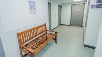 تلفزيون بشاشة مسطحة