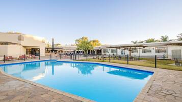 Una piscina al aire libre (de 07:00 a 19:00), tumbonas