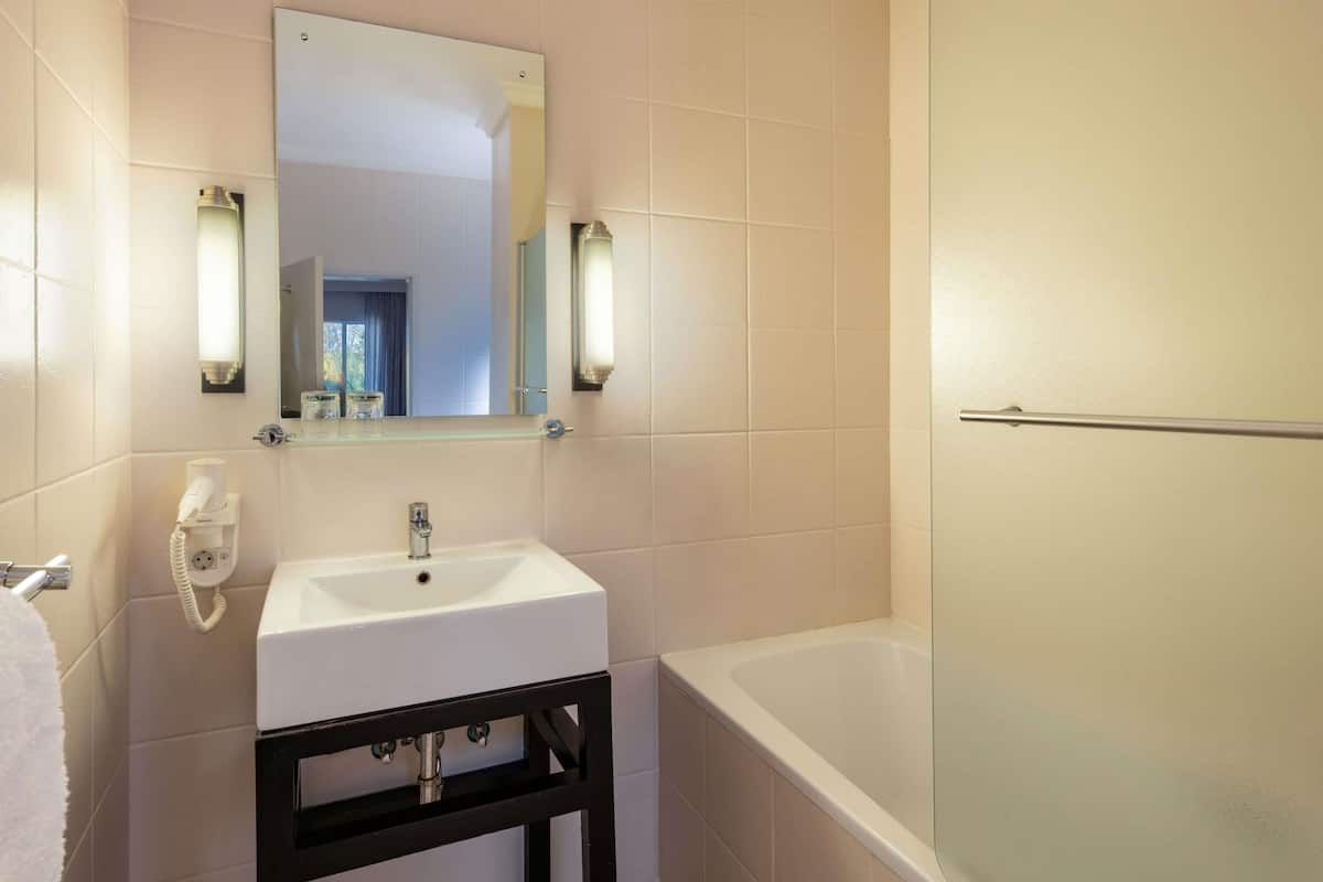 Caja de seguridad en la habitación, muebles diferentes y escritorio
