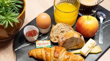 Free daily buffet breakfast
