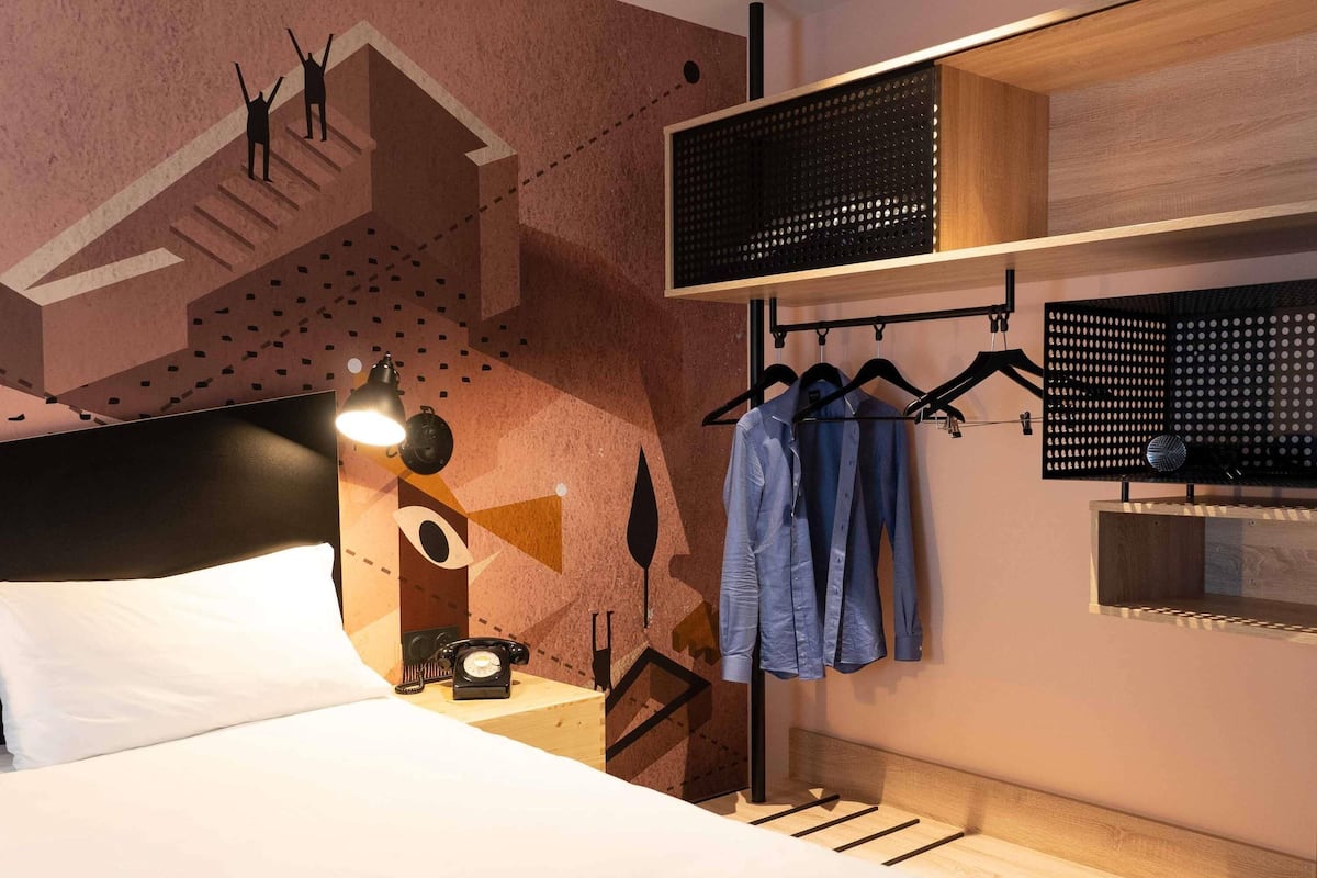 스탠다드룸, 더블침대 1개 | 고급 침구, 필로우탑 침대, 각각 다른 스타일의 인테리어, 각각 다르게 가구 비치