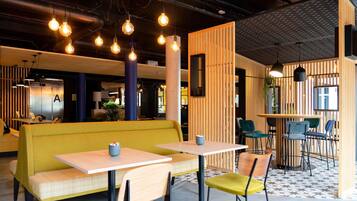 Café da manhã com buffet grátis todos os dias