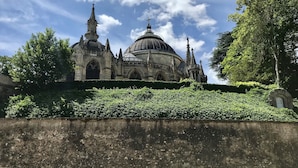 Una catedral histórica con arquitectura gótica, que incluye arcos apuntados y una gran cúpula central.