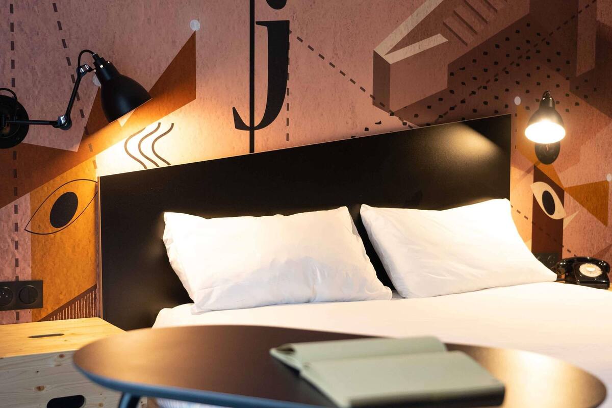 Peralatan tempat tidur premium, tilam berlapik, meja 