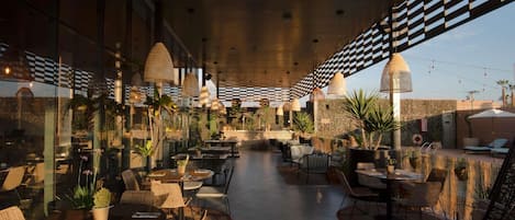 Se sirven desayunos y cocina internacional; con vista a la alberca