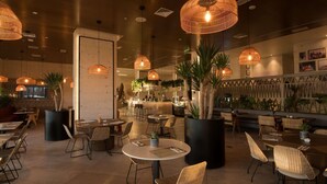 Phục vụ bữa sáng, bữa trưa và bữa tối