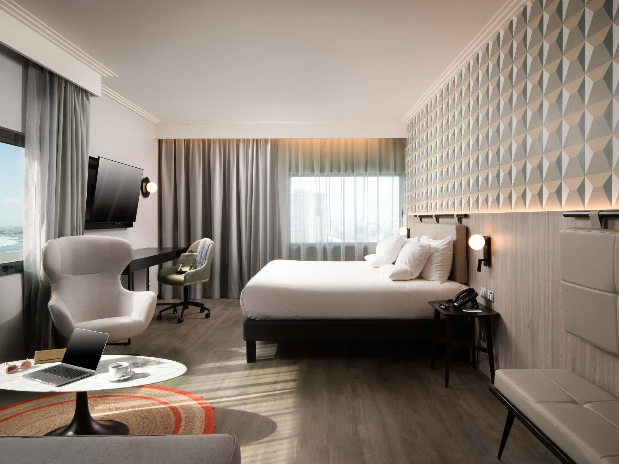 Executive Room, 1 Double Bed | Frigobar, cofres nos quartos, escrivaninha