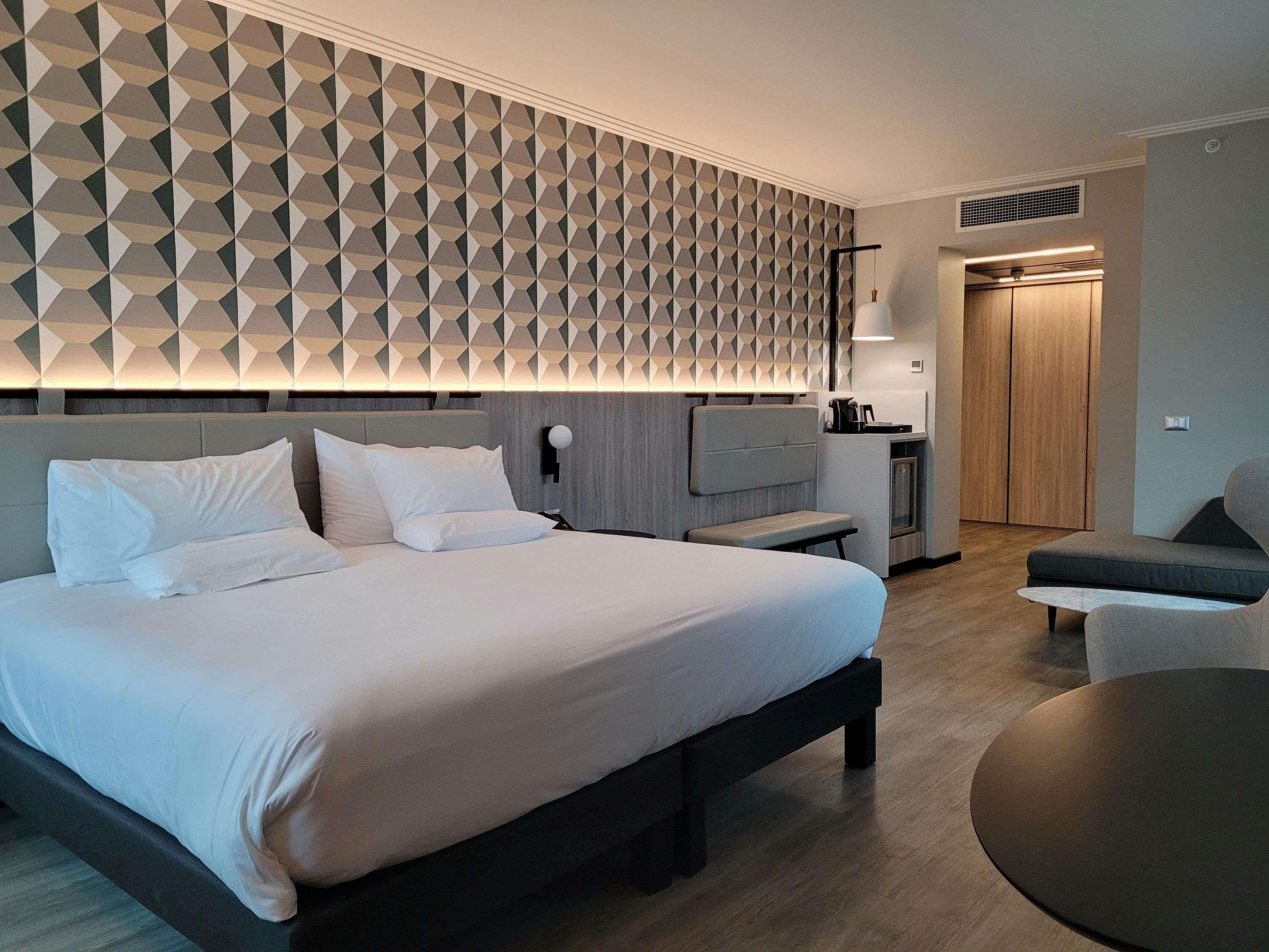 Minibar, caja de seguridad en la habitación y escritorio 