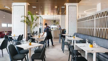 Sarapan prasmanan setiap hari (CLP 11300 per orang)