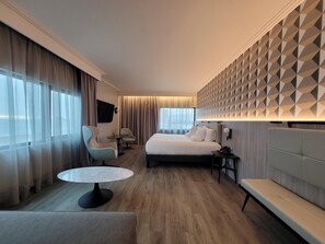 Executive Room, 1 Double Bed | Frigobar, cofres nos quartos, escrivaninha