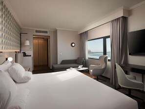 Executive suite | Een minibar, een kluis op de kamer, een bureau, een laptopwerkplek