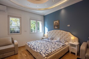 Memory-foam beds, desk, blackout curtains, soundproofing - Belgrade Center Apartment Lux III (Belgrade)