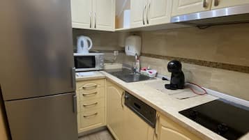 Deluxe Studio Suite | Dapur peribadi | Peti sejuk/penyejuk beku saiz penuh, ketuhar gelombang mikro, dapur