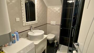 Deluxe Studio Suite | Bathroom | Shower, free toiletries, hair dryer, towels