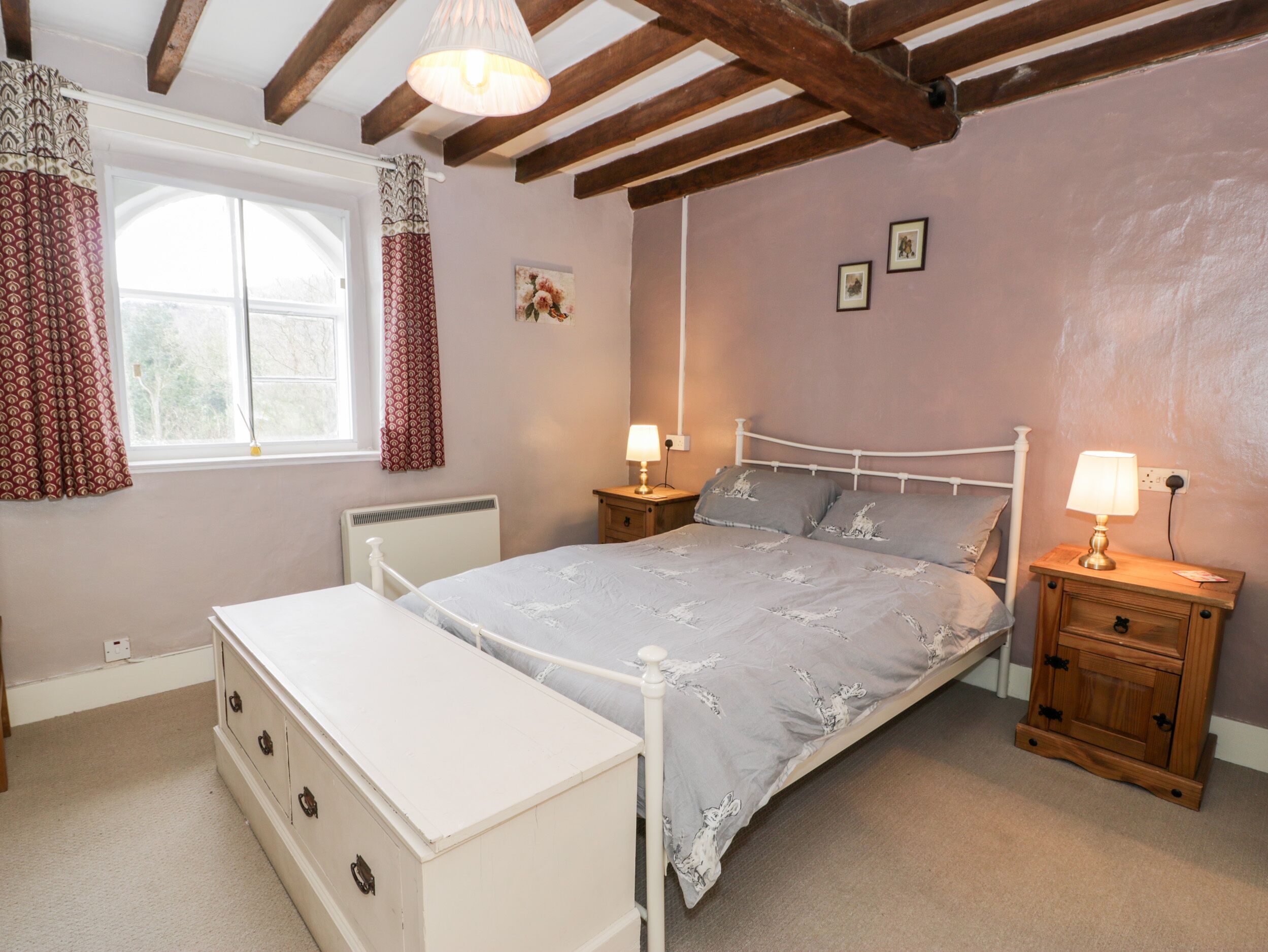 2 phòng ngủ, trang trí khác biệt 