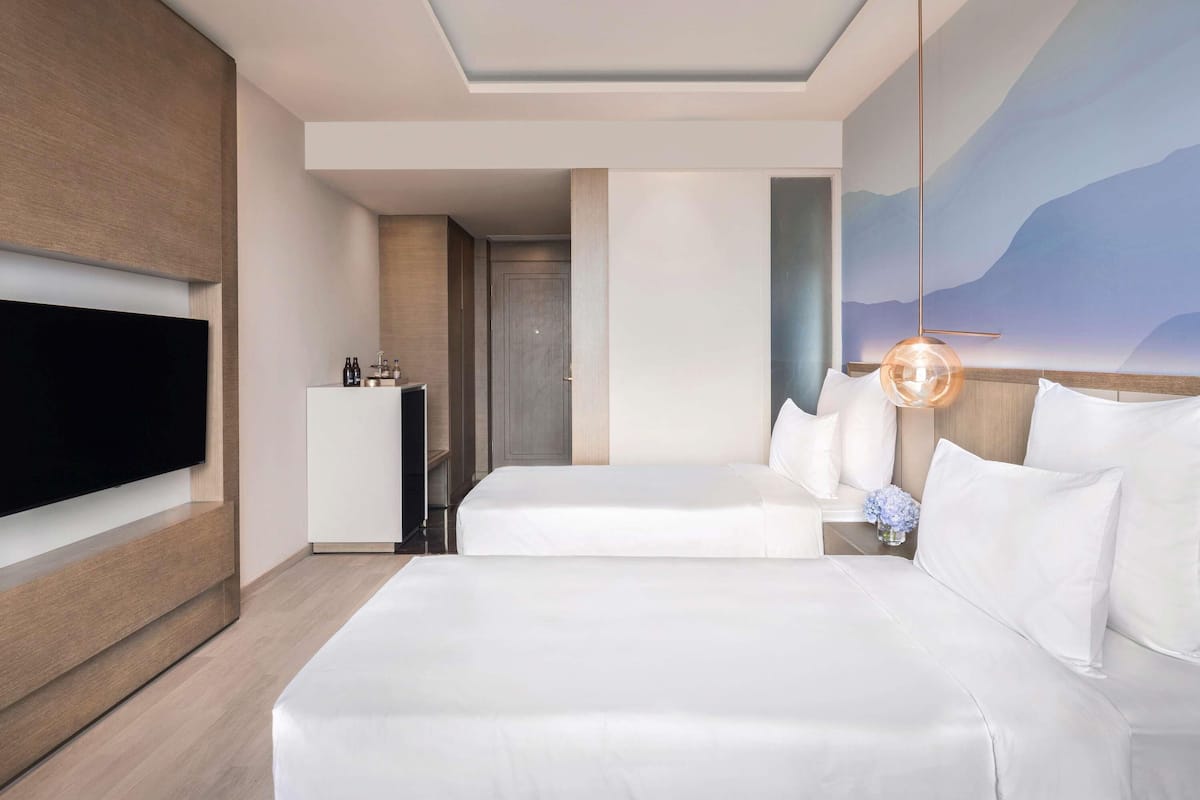 Minibar, caja de seguridad en la habitación y escritorio