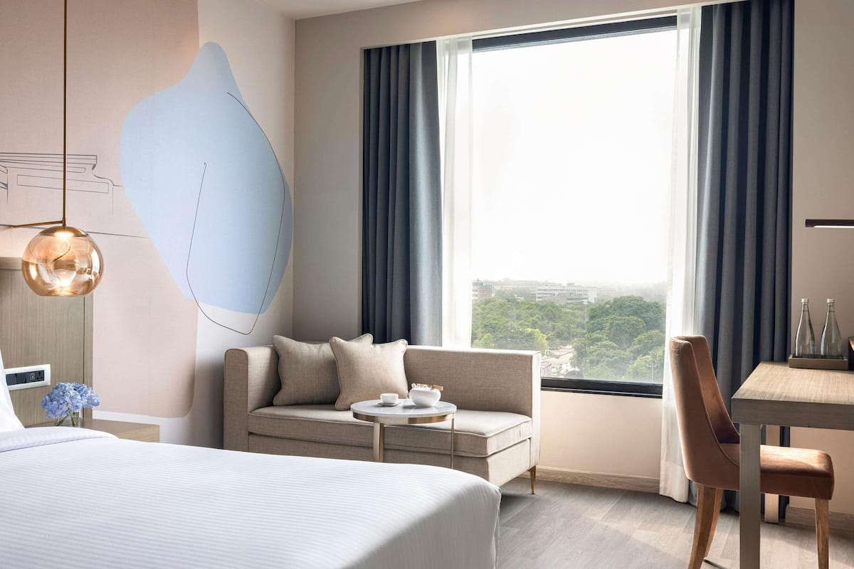 Executive Room, 1 King Bed | Minibar, in-room safe, desk, soundproofing