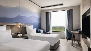 Minibar, caja de seguridad en la habitación y escritorio