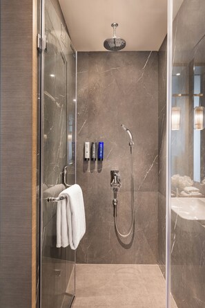 Douche, douche à « effet pluie », articles de toilette écologiques