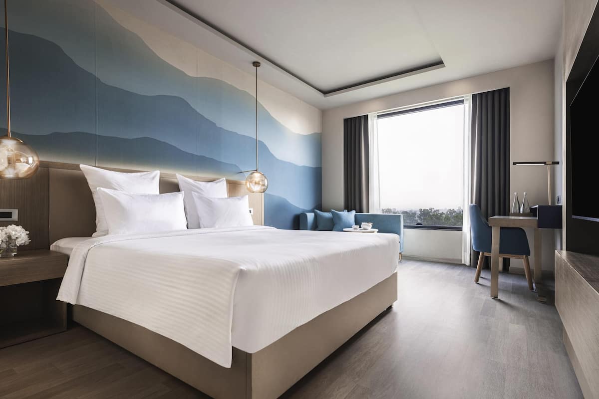 Rom – superior, 1 kingsize-seng | Minibar, safe på rommet, skrivebord og lydisolert