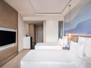 Minibar, caja de seguridad en la habitación y escritorio 