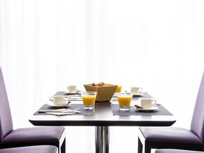 Desayuno buffet (INR 1008 por persona) 