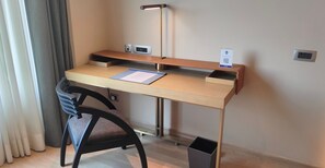 Minibar, caja fuerte, escritorio y sistema de insonorización