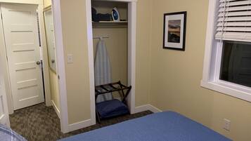 2 makuuhuonetta, silitysrauta/-lauta, ilmainen Wi-Fi, vuodevaatteet