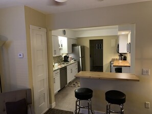 Fridge, microwave, oven, stovetop - Cottage11: 2 Bedroom-3 beds. Laundry, Sleeps 6.  Park right at your Entry Door. (Lansing)