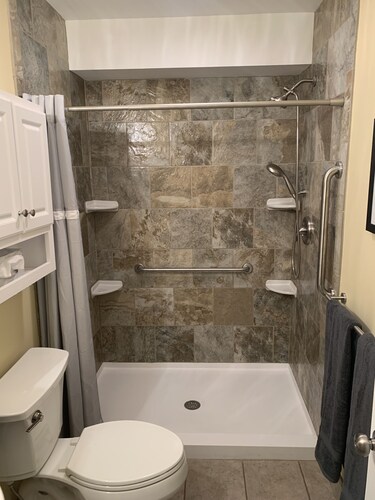 Cottage11: 2 Bedroom-3 beds. Laundry, Sleeps 6.  Park right at your Entry Door.