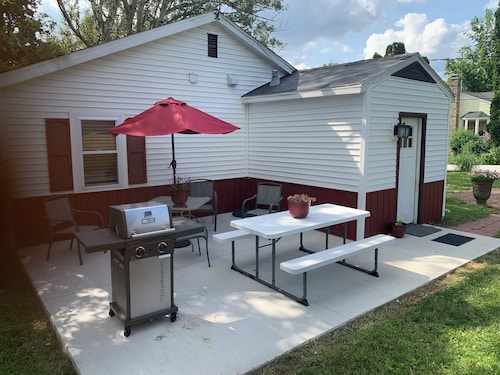 Cottage11: 2 Bedroom-3 beds. Laundry, Sleeps 6.  Park right at your Entry Door.