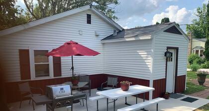 Cottage11: 2 Bedroom-3 beds. Laundry, Sleeps 6. Park right at your Entry Door.