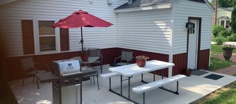 Cottage11: 2 Bedroom-3 beds. Laundry, Sleeps 6. Park right at your Entry Door.