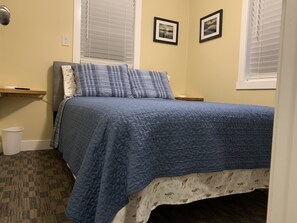 2 bedrooms, iron/ironing board, free WiFi, bed sheets - Cottage11: 2 Bedroom-3 beds. Laundry, Sleeps 6.  Park right at your Entry Door. (Lansing)