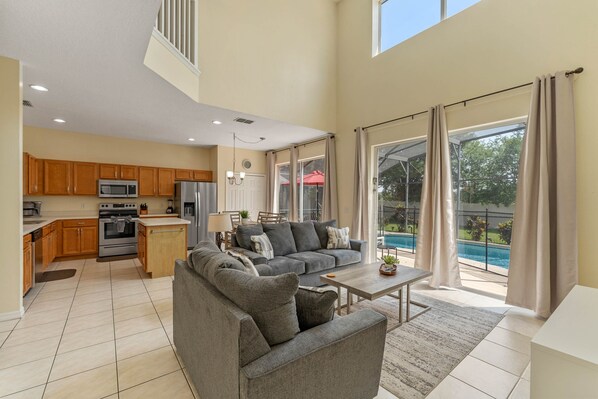 TV - Elegant 6 bedroom home in the Solana Resort (Davenport)