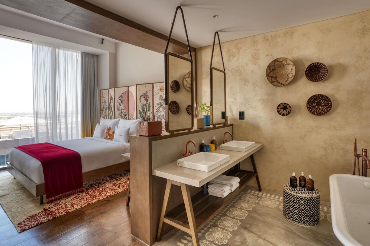 Suíte (Large Artist Village) | Roupas de cama premium, frigobar (abastecido com itens grátis)