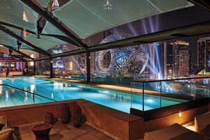 室外游泳池，06:00 至 22:00 开放，池畔遮阳伞，日光浴躺椅